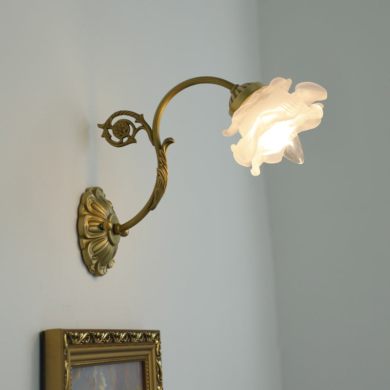 Traditionelle französische Rosé Blumen Glas Messing 1-Licht Wandleuchte für Wohnzimmer 