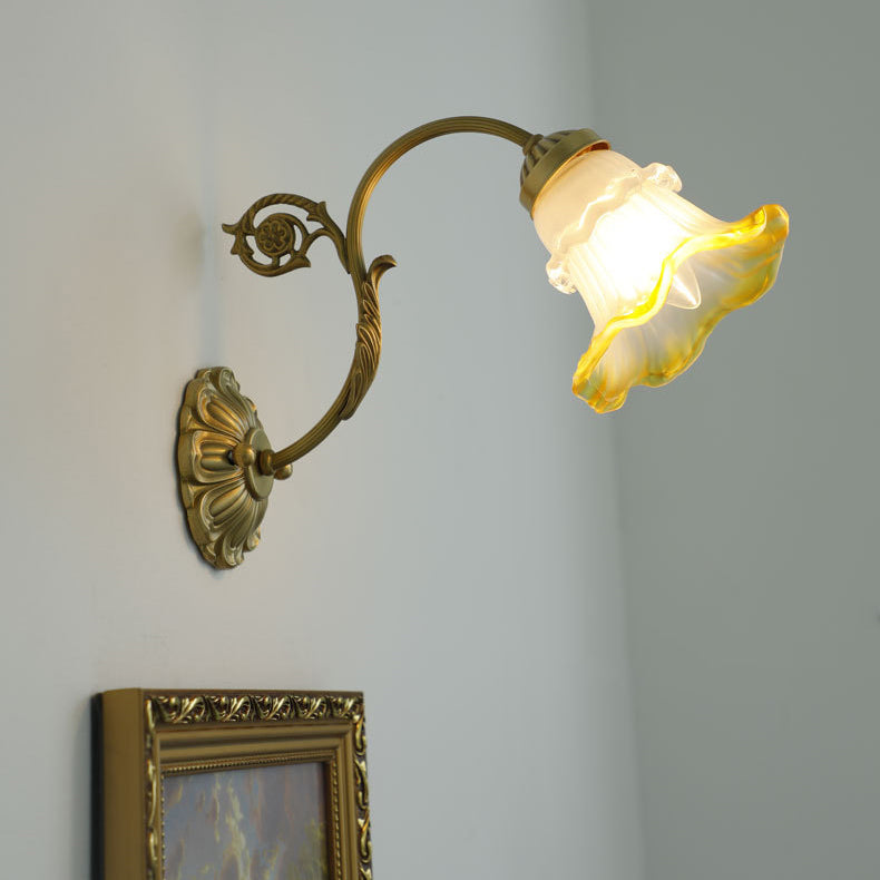 Traditionelle französische Rosé Blumen Glas Messing 1-Licht Wandleuchte für Wohnzimmer 