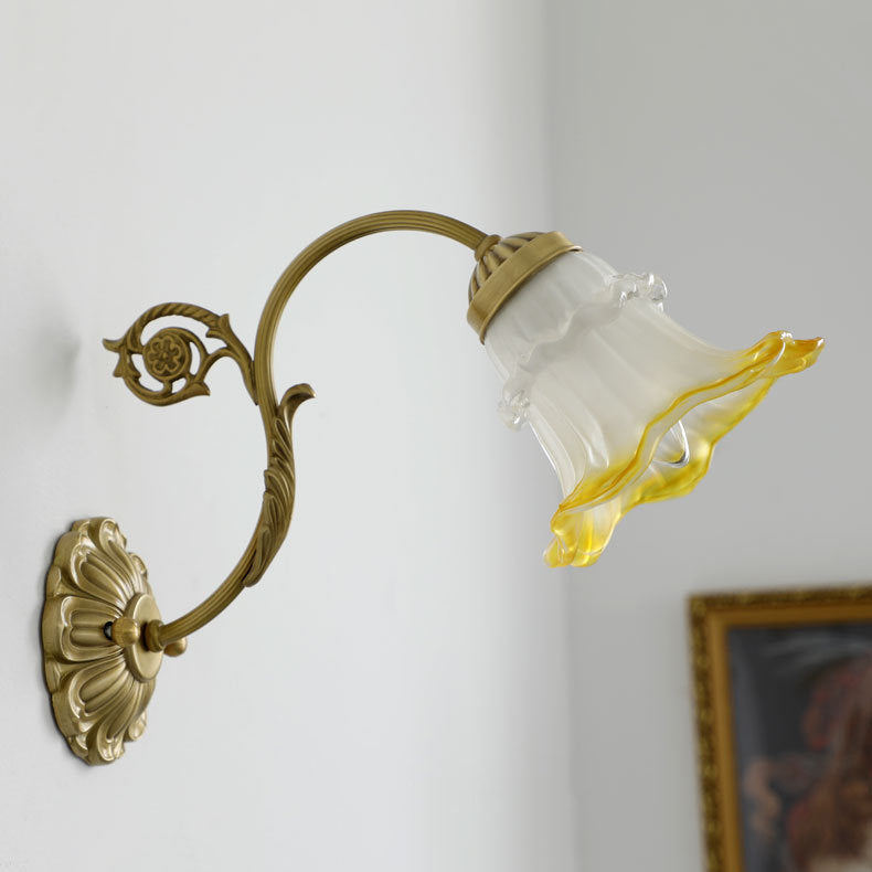 Traditionelle französische Rosé Blumen Glas Messing 1-Licht Wandleuchte für Wohnzimmer 
