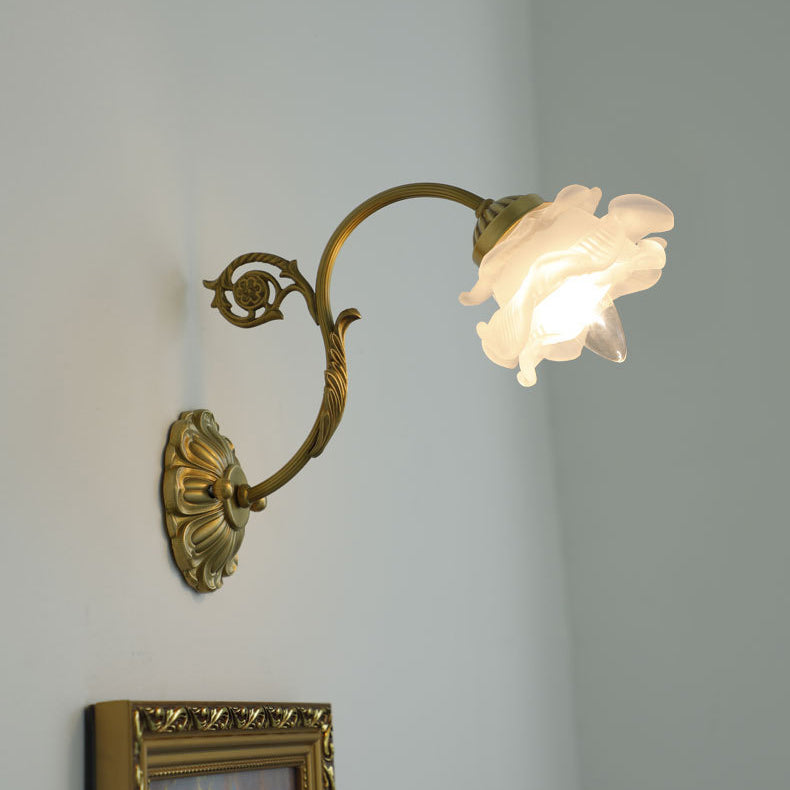 Traditionelle französische Rosé Blumen Glas Messing 1-Licht Wandleuchte für Wohnzimmer 