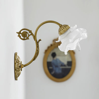 Traditionelle französische Rosé Blumen Glas Messing 1-Licht Wandleuchte für Wohnzimmer 
