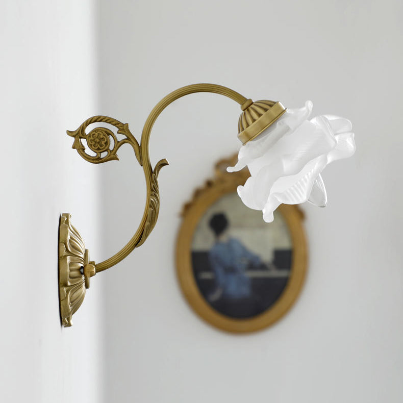 Traditionelle französische Rosé Blumen Glas Messing 1-Licht Wandleuchte für Wohnzimmer 