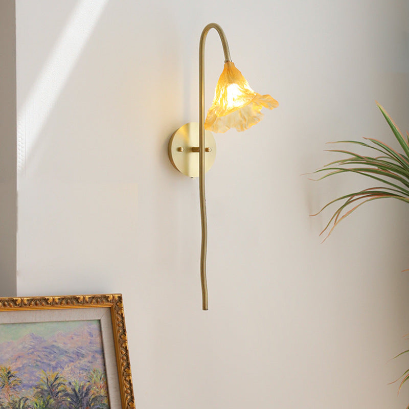 Traditionelle chinesische lang ausgestellte Blume glasierte Kupfer 1-Licht Wandleuchte für das Wohnzimmer 