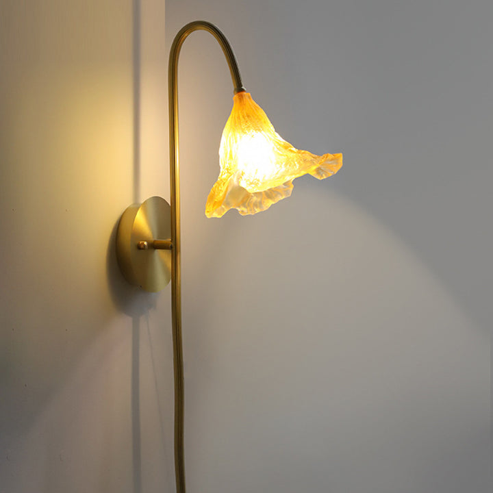 Traditionelle chinesische lang ausgestellte Blume glasierte Kupfer 1-Licht Wandleuchte für das Wohnzimmer 