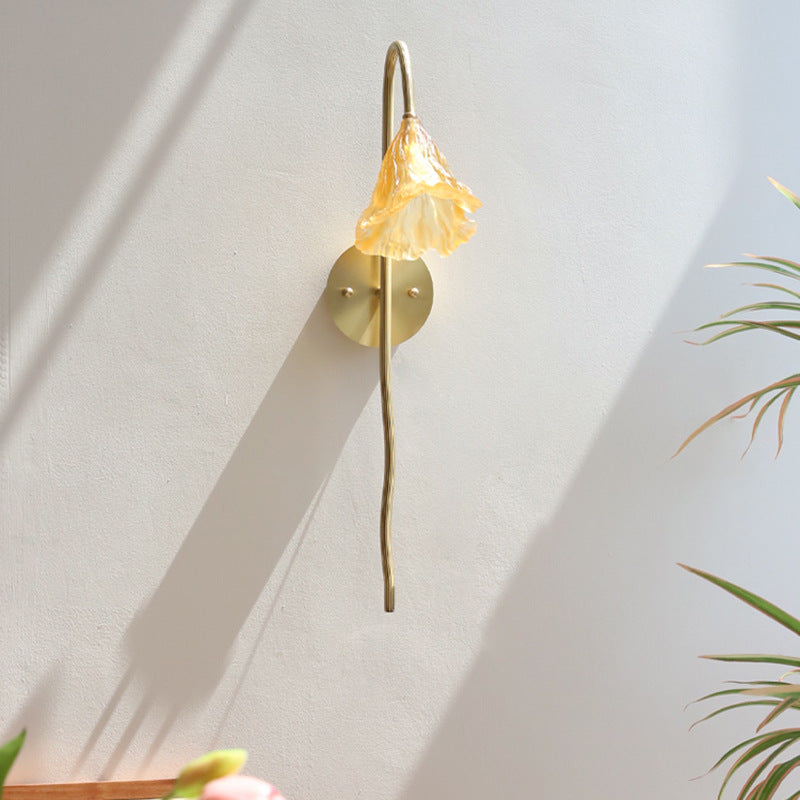 Traditionelle chinesische lang ausgestellte Blume glasierte Kupfer 1-Licht Wandleuchte für das Wohnzimmer 