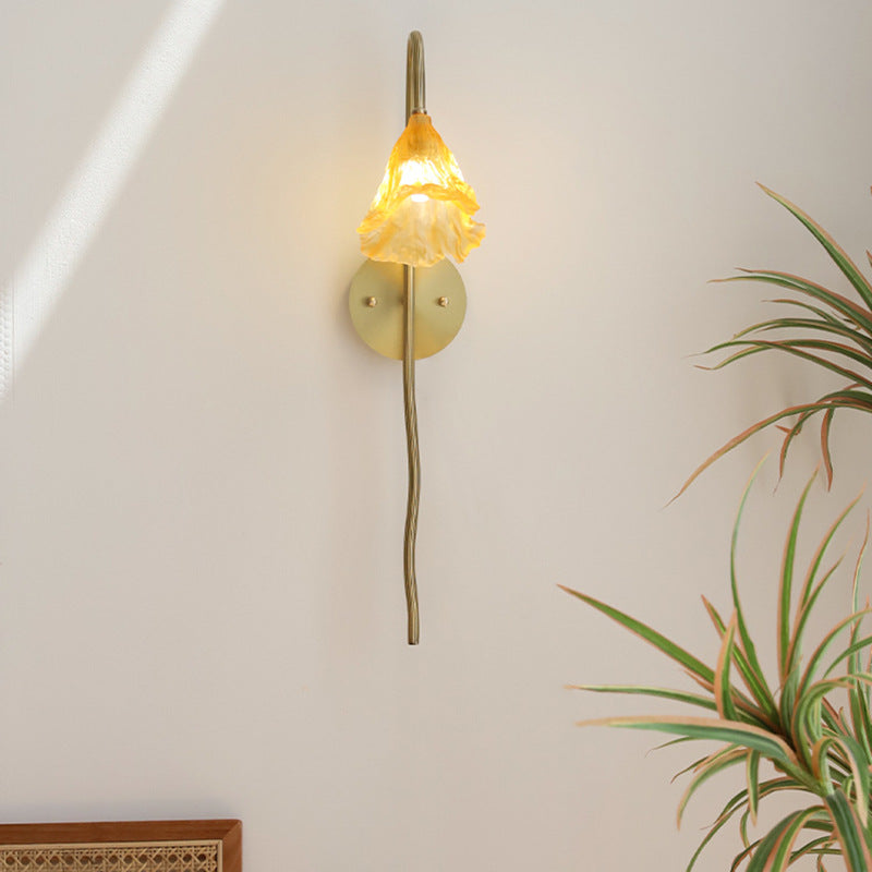 Traditionelle chinesische lang ausgestellte Blume glasierte Kupfer 1-Licht Wandleuchte für das Wohnzimmer 