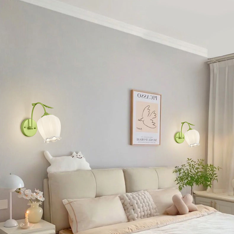 Applique murale en fer à 1 lumière avec abat-jour en verre rond et courbé de style floral traditionnel français pour salon 