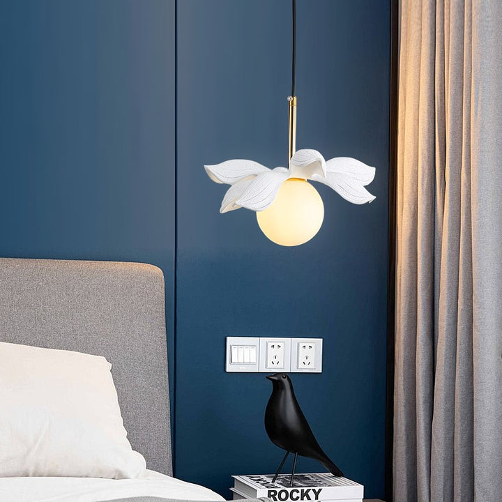 Lustre suspendu à une lumière en métal résine verre feuille personnalisé Orb créatif contemporain pour salon 