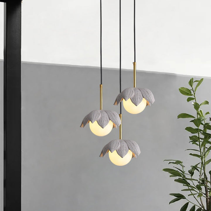 Lustre suspendu à une lumière en métal résine verre feuille personnalisé Orb créatif contemporain pour salon 