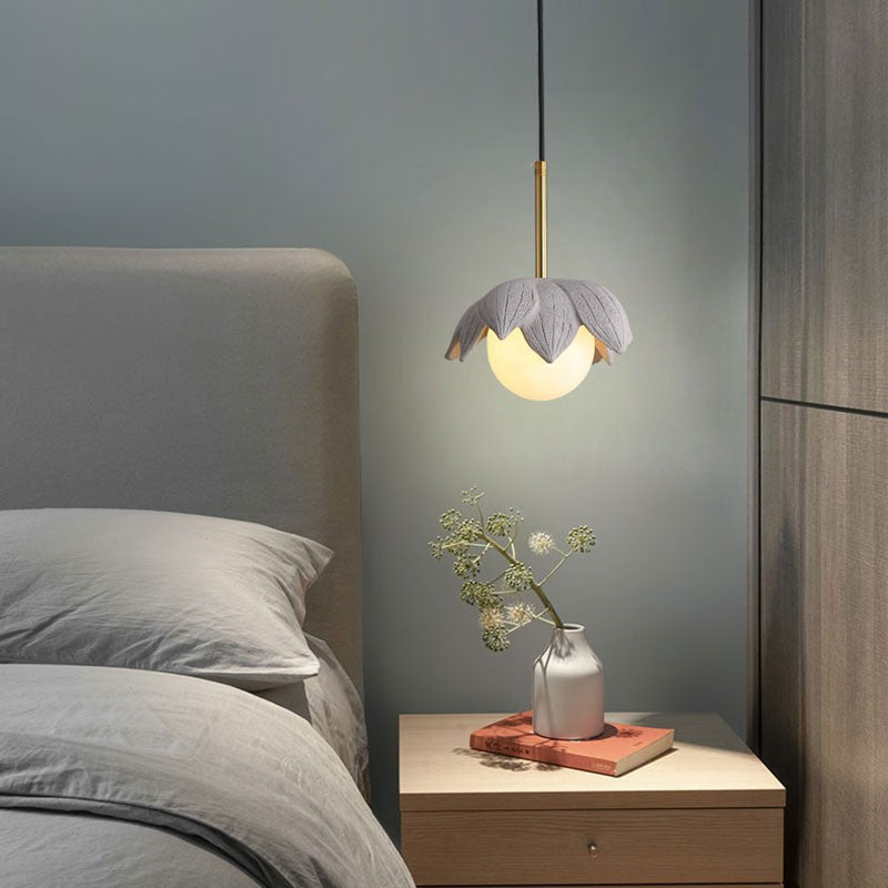 Lustre suspendu à une lumière en métal résine verre feuille personnalisé Orb créatif contemporain pour salon 