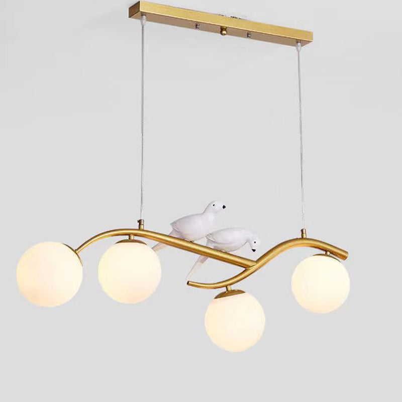 Zeitgenössischer skandinavischer Zauberbohnen-Bend-Birdie-Acryl-Eisen-4-Licht-Kronleuchter für das Wohnzimmer 