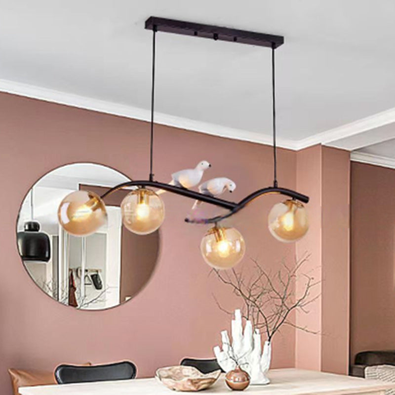 Zeitgenössischer skandinavischer Zauberbohnen-Bend-Birdie-Acryl-Eisen-4-Licht-Kronleuchter für das Wohnzimmer 