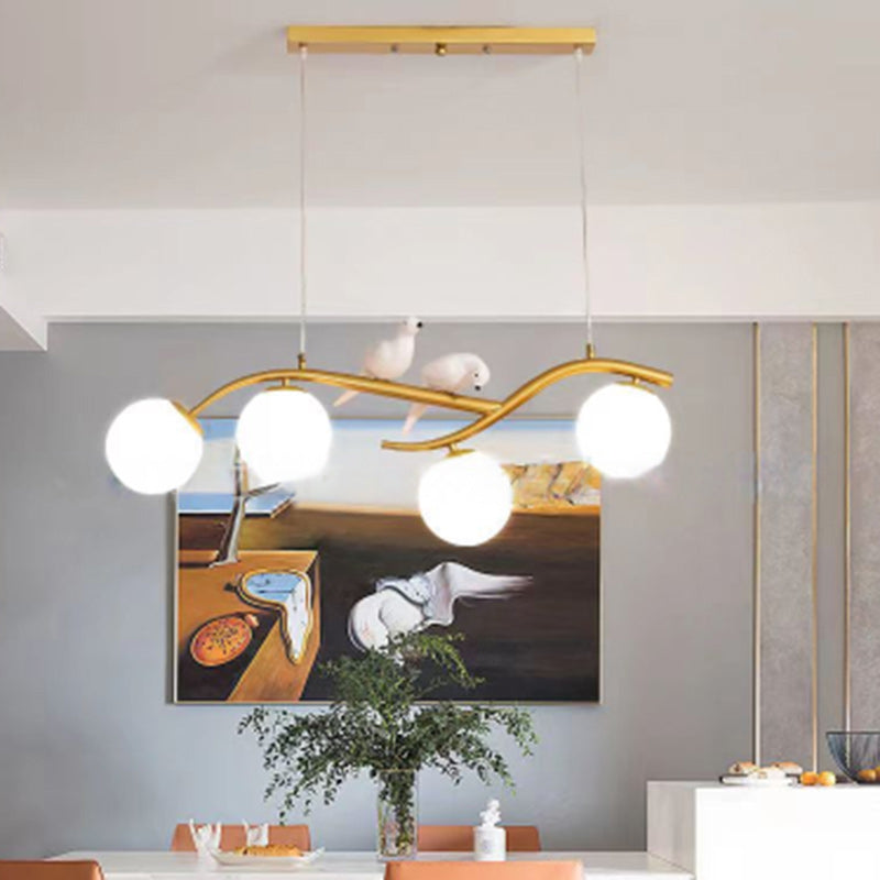 Zeitgenössischer skandinavischer Zauberbohnen-Bend-Birdie-Acryl-Eisen-4-Licht-Kronleuchter für das Wohnzimmer 