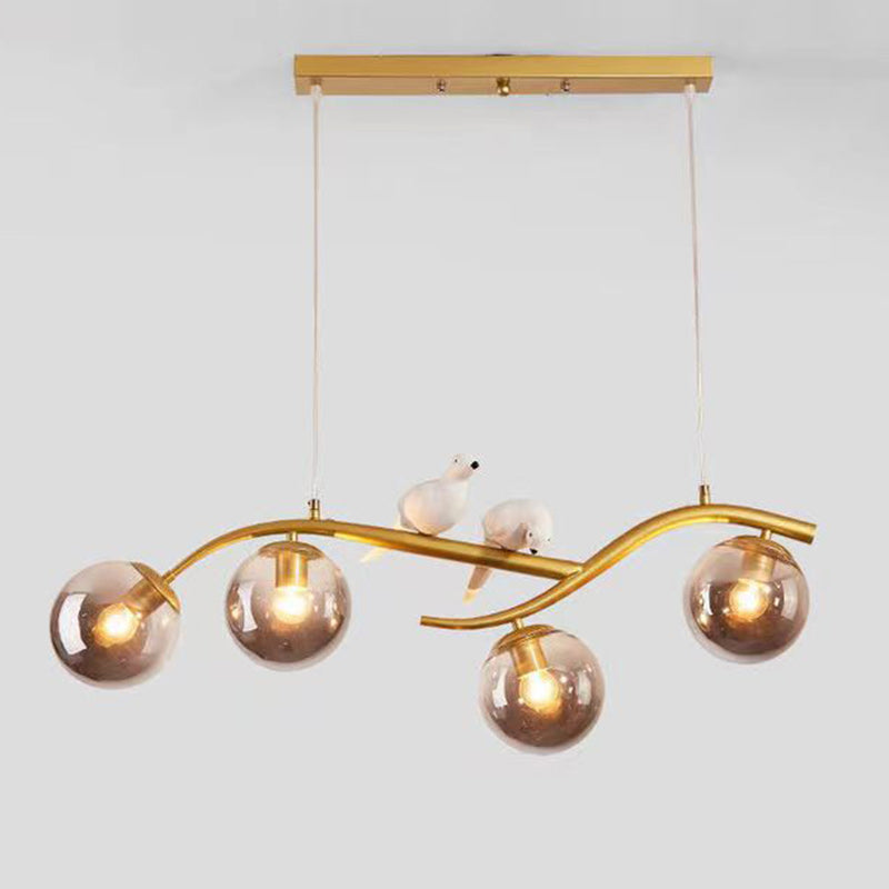 Zeitgenössischer skandinavischer Zauberbohnen-Bend-Birdie-Acryl-Eisen-4-Licht-Kronleuchter für das Wohnzimmer 