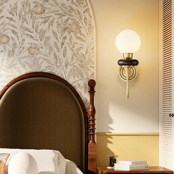 Lámpara de Aplique de Pared de 1 Luz con Frijol Mágico Francés Tradicional, Vidrio Redondo, Madera de Nogal, Latón para Sala de Estar 