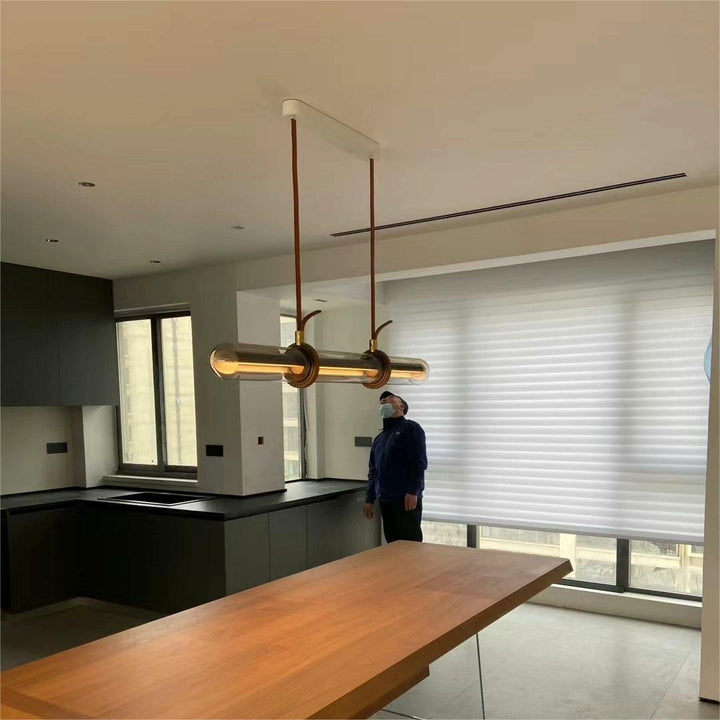ثريا LED زجاجية بأسطوانة طويلة بتصميم حديث وبسيط مع حزام للإضاءة فوق جزيرة غرفة الطعام 