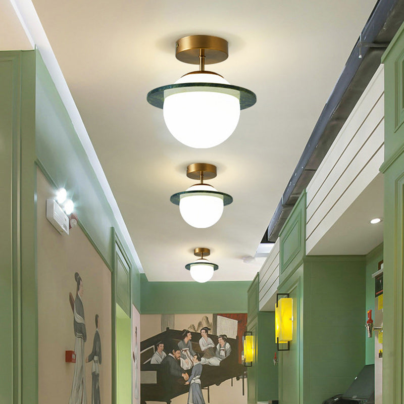 Zeitgenössische kreative runde Kugel Glas Jade Hardware 1-Licht Semi-Flush Mount Deckenleuchte für Wohnzimmer 