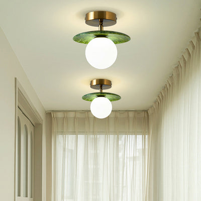 Zeitgenössische kreative runde Kugel Glas Jade Hardware 1-Licht Semi-Flush Mount Deckenleuchte für Wohnzimmer 