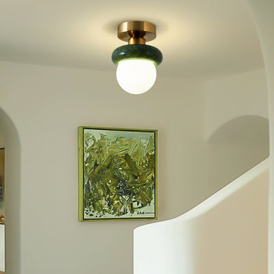 Zeitgenössische kreative runde Kugel Glas Jade Hardware 1-Licht Semi-Flush Mount Deckenleuchte für Wohnzimmer 
