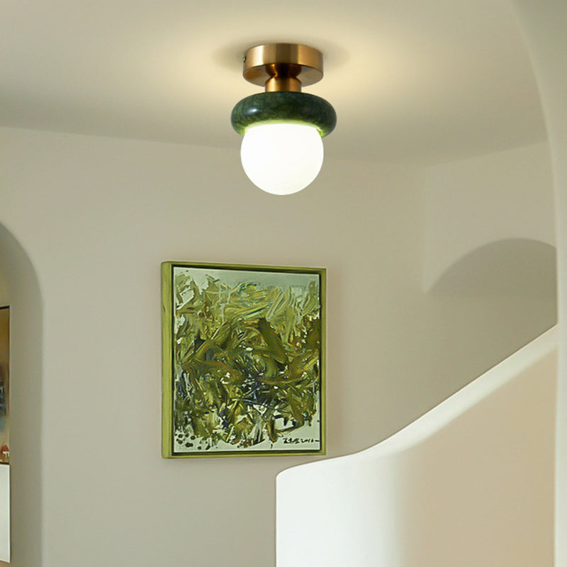 Zeitgenössische kreative runde Kugel Glas Jade Hardware 1-Licht Semi-Flush Mount Deckenleuchte für Wohnzimmer 