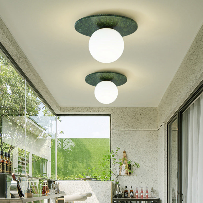 Zeitgenössische kreative runde Kugel Glas Jade Hardware 1-Licht Semi-Flush Mount Deckenleuchte für Wohnzimmer 