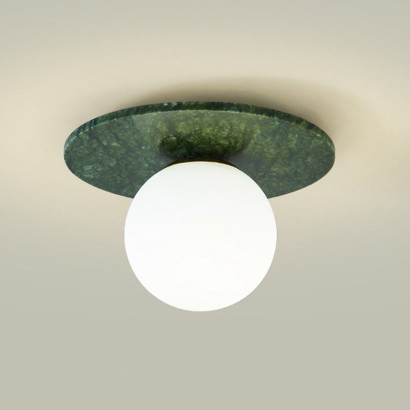 Zeitgenössische kreative runde Kugel Glas Jade Hardware 1-Licht Semi-Flush Mount Deckenleuchte für Wohnzimmer 