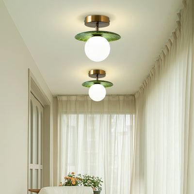 Zeitgenössische kreative runde Kugel Glas Jade Hardware 1-Licht Semi-Flush Mount Deckenleuchte für Wohnzimmer 