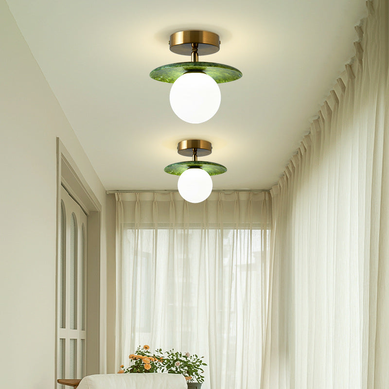Zeitgenössische kreative runde Kugel Glas Jade Hardware 1-Licht Semi-Flush Mount Deckenleuchte für Wohnzimmer 