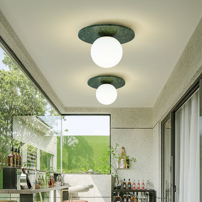 Zeitgenössische kreative runde Kugel Glas Jade Hardware 1-Licht Semi-Flush Mount Deckenleuchte für Wohnzimmer 