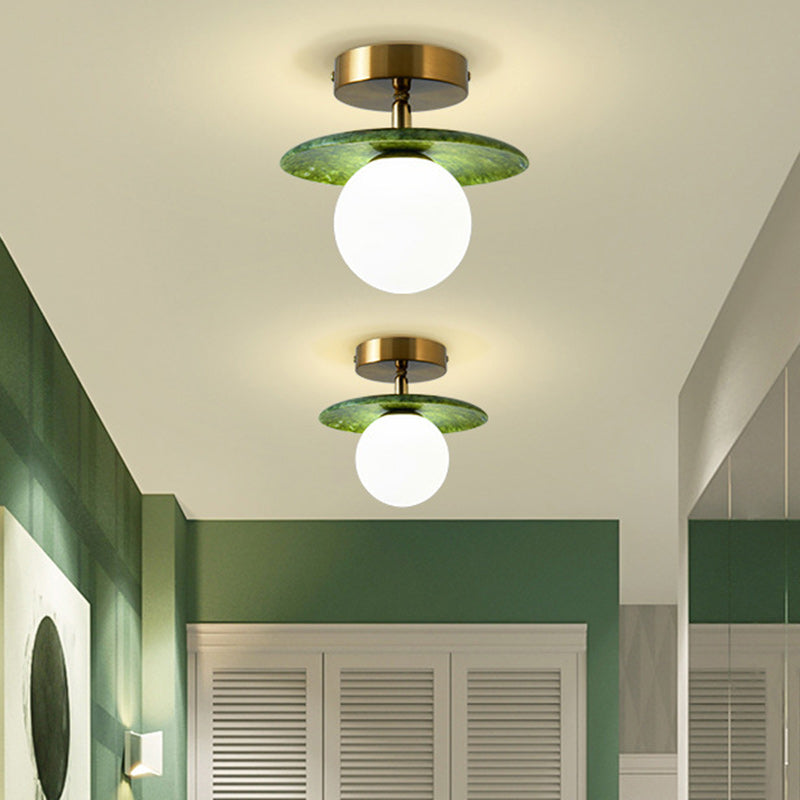 Zeitgenössische kreative runde Kugel Glas Jade Hardware 1-Licht Semi-Flush Mount Deckenleuchte für Wohnzimmer 