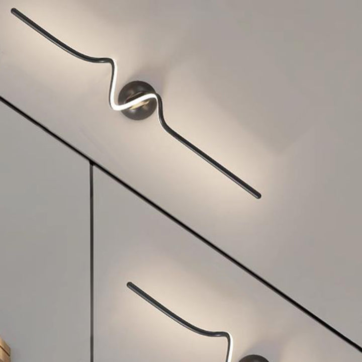 Zeitgenössische kreative Linie Biegung Lange Silikon Aluminium LED Wandleuchte für Schlafzimmer 