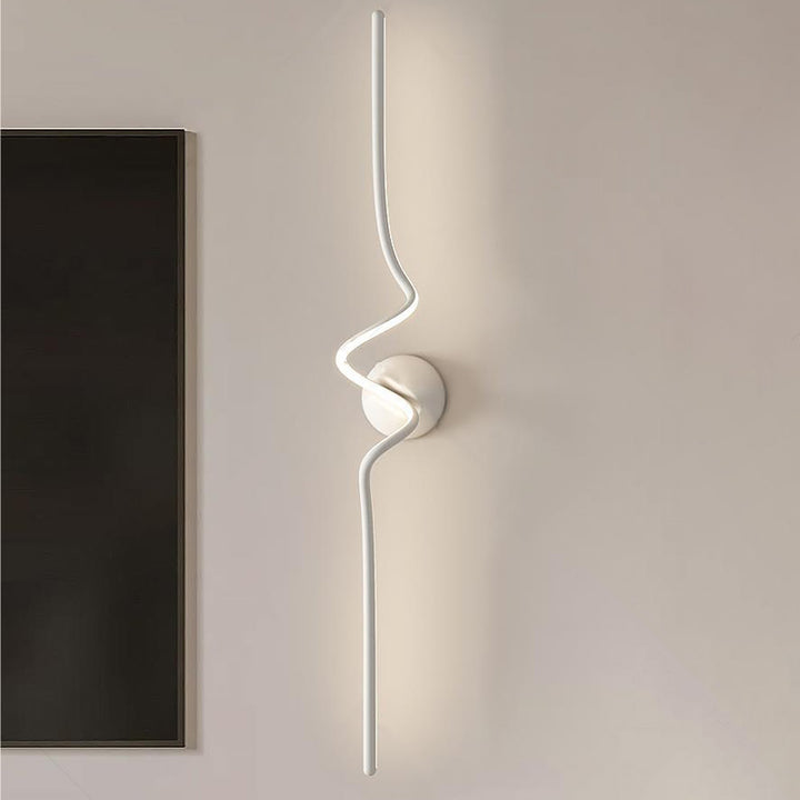Zeitgenössische kreative Linie Biegung Lange Silikon Aluminium LED Wandleuchte für Schlafzimmer 