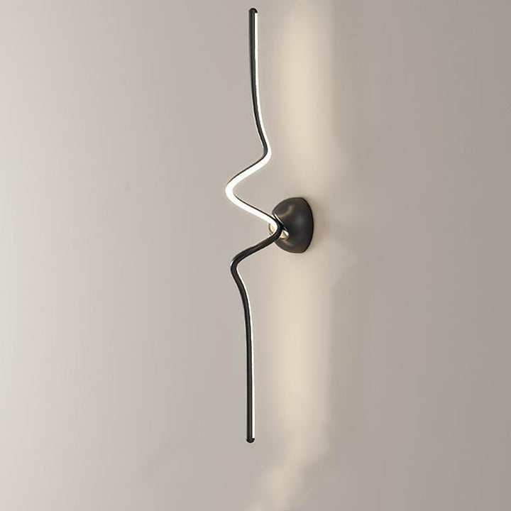 Zeitgenössische kreative Linie Biegung Lange Silikon Aluminium LED Wandleuchte für Schlafzimmer 