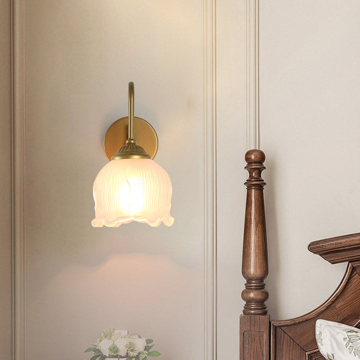 Traditionelle französische florale runde Glas-Eisen-Wandleuchte mit 1 Licht für das Schlafzimmer 