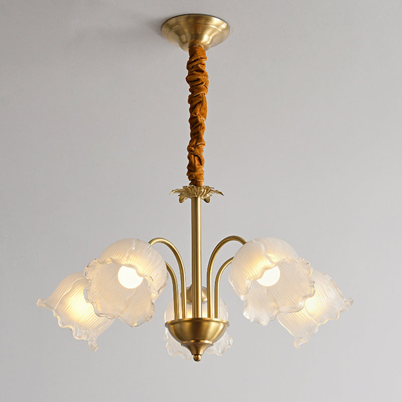 Lustre traditionnel en laiton avec abat-jour en verre rond et motif d&