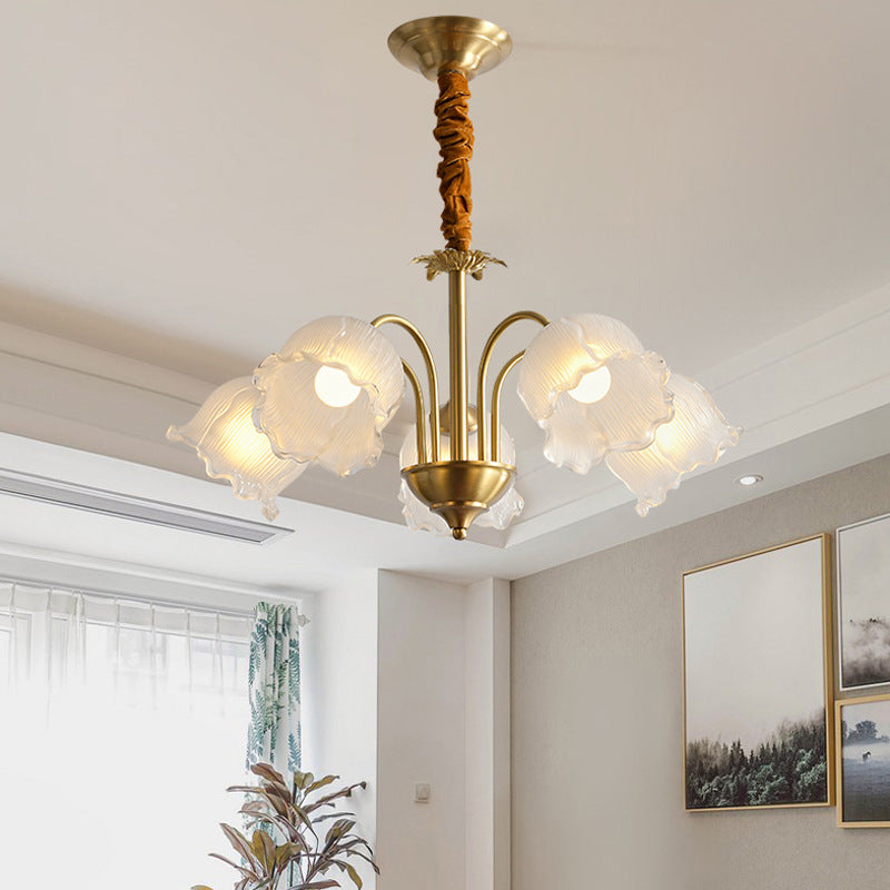 Lustre traditionnel en laiton avec abat-jour en verre rond et motif d&