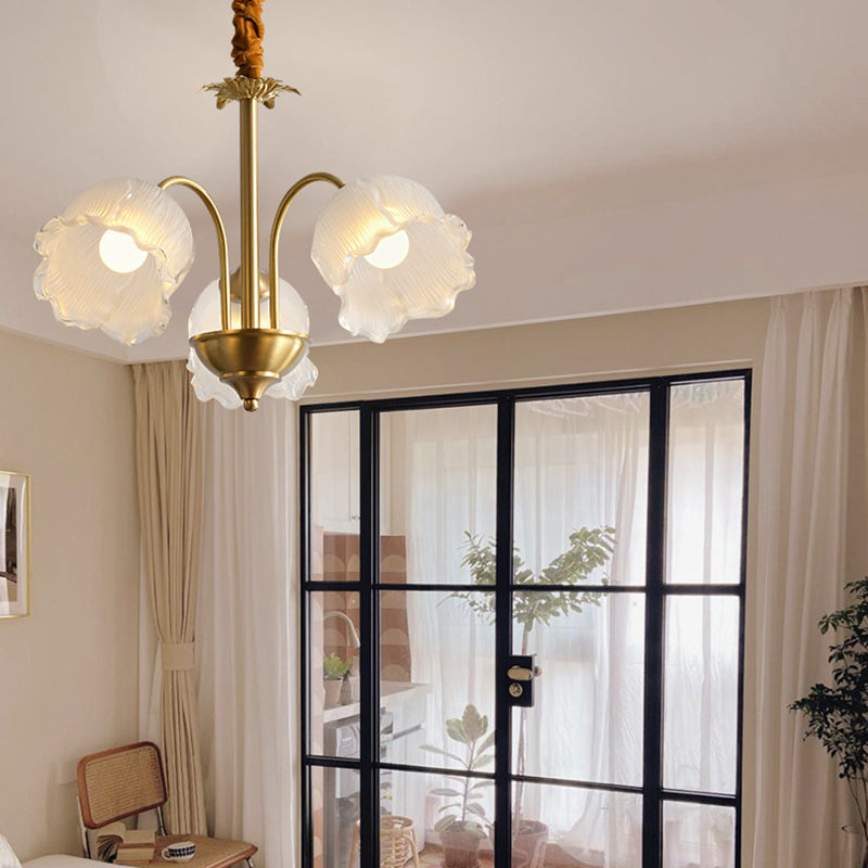 Lustre traditionnel en laiton avec abat-jour en verre rond et motif d&