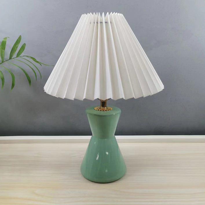 Zeitgenössische skandinavische distressed Sanduhrform runde Stoffkeramik 1-Licht Tischlampe für das Schlafzimmer 