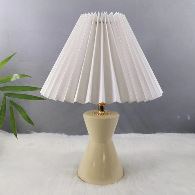 Zeitgenössische skandinavische distressed Sanduhrform runde Stoffkeramik 1-Licht Tischlampe für das Schlafzimmer 