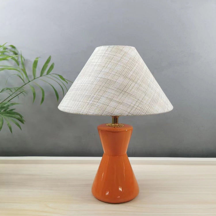 Zeitgenössische skandinavische distressed Sanduhrform runde Stoffkeramik 1-Licht Tischlampe für das Schlafzimmer 