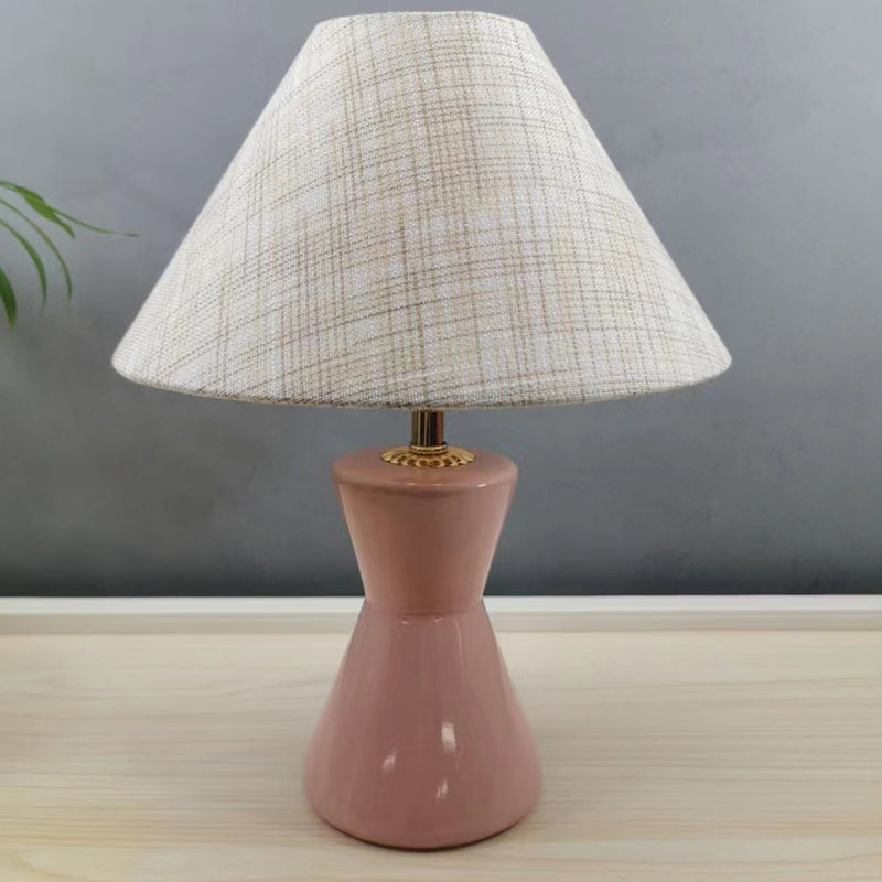 Zeitgenössische skandinavische distressed Sanduhrform runde Stoffkeramik 1-Licht Tischlampe für das Schlafzimmer 