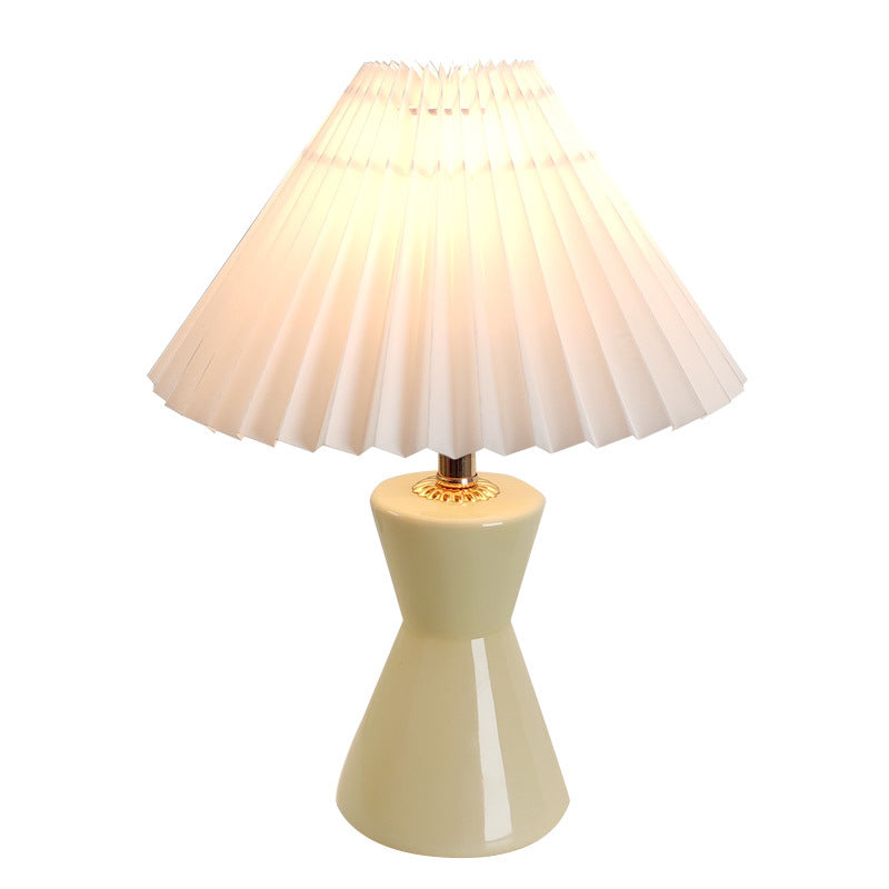 Zeitgenössische skandinavische distressed Sanduhrform runde Stoffkeramik 1-Licht Tischlampe für das Schlafzimmer 
