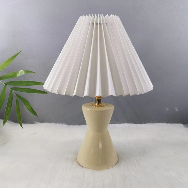 Zeitgenössische skandinavische distressed Sanduhrform runde Stoffkeramik 1-Licht Tischlampe für das Schlafzimmer 