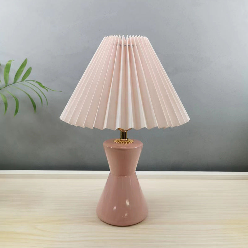 Zeitgenössische skandinavische distressed Sanduhrform runde Stoffkeramik 1-Licht Tischlampe für das Schlafzimmer 