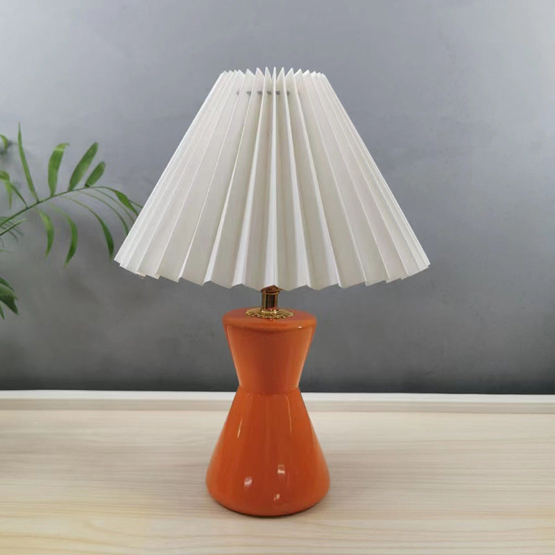 Zeitgenössische skandinavische distressed Sanduhrform runde Stoffkeramik 1-Licht Tischlampe für das Schlafzimmer 