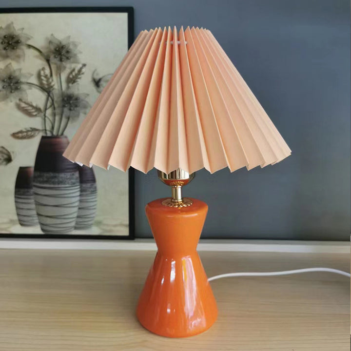 Zeitgenössische skandinavische distressed Sanduhrform runde Stoffkeramik 1-Licht Tischlampe für das Schlafzimmer 
