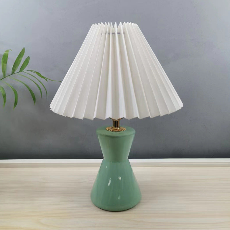 Zeitgenössische skandinavische distressed Sanduhrform runde Stoffkeramik 1-Licht Tischlampe für das Schlafzimmer 