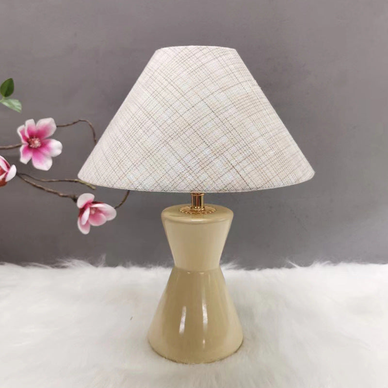 Zeitgenössische skandinavische distressed Sanduhrform runde Stoffkeramik 1-Licht Tischlampe für das Schlafzimmer 