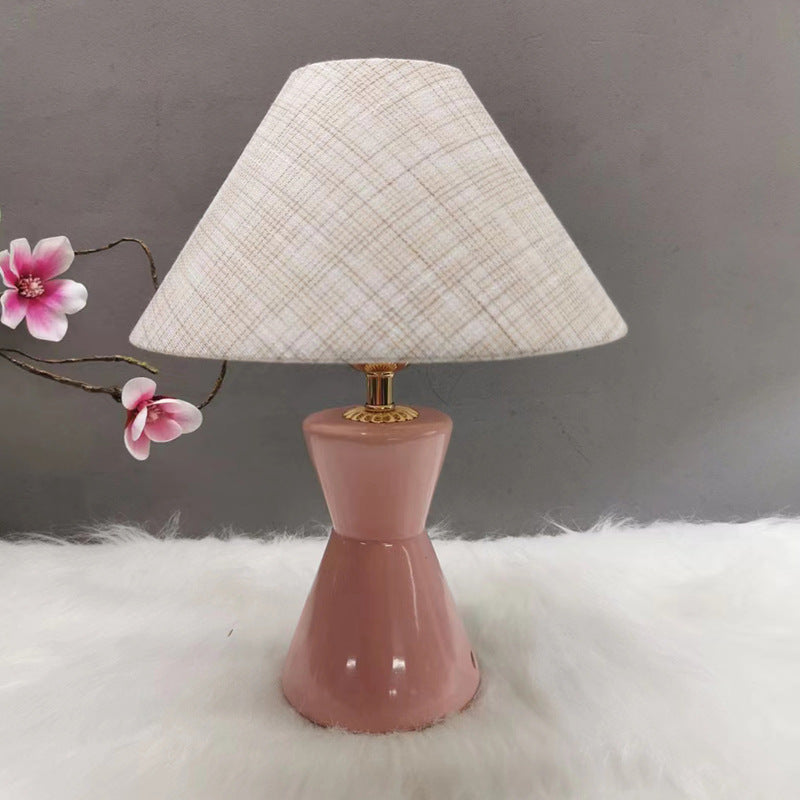 Zeitgenössische skandinavische distressed Sanduhrform runde Stoffkeramik 1-Licht Tischlampe für das Schlafzimmer 