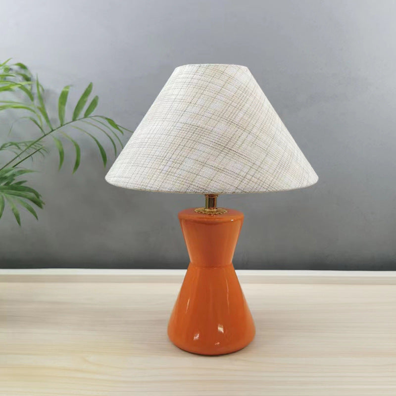 Zeitgenössische skandinavische distressed Sanduhrform runde Stoffkeramik 1-Licht Tischlampe für das Schlafzimmer 